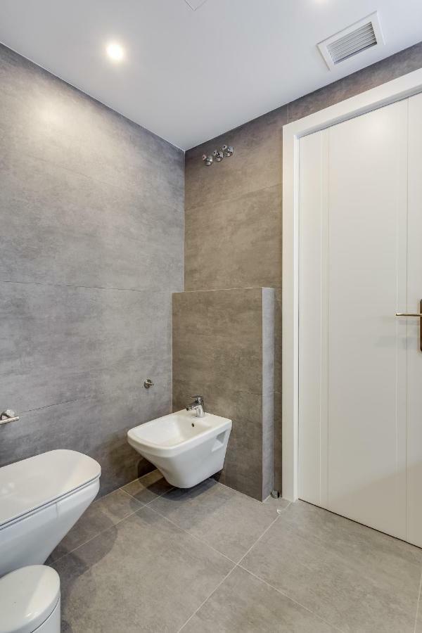 By Riva - Designer 1 Bedroom In The Centre Of *